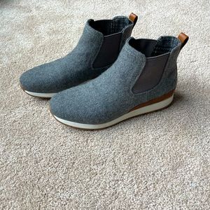 NWOB BOC felted gray booties with leather trim wm sz 8.5